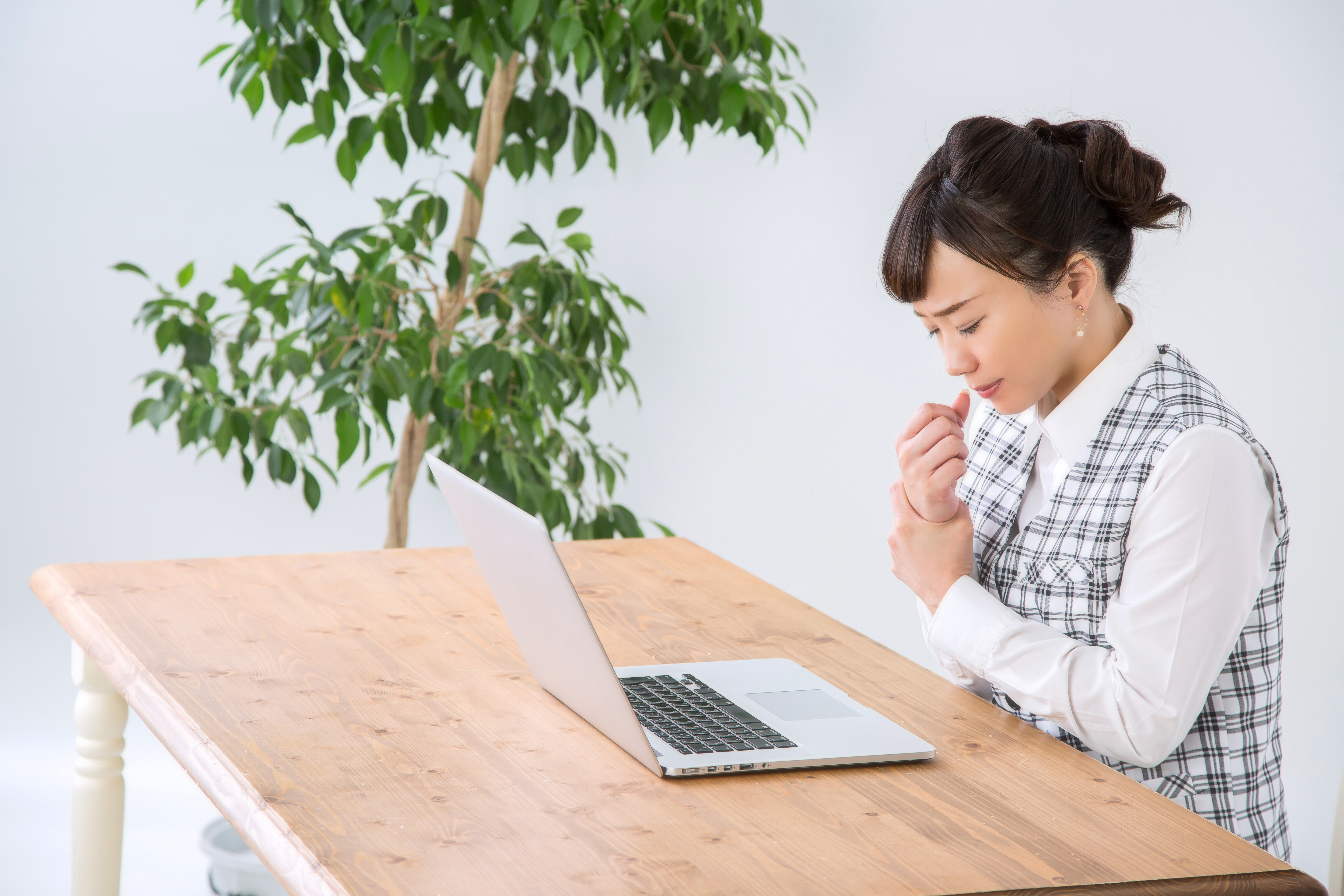 手首の痛みに悩む女性