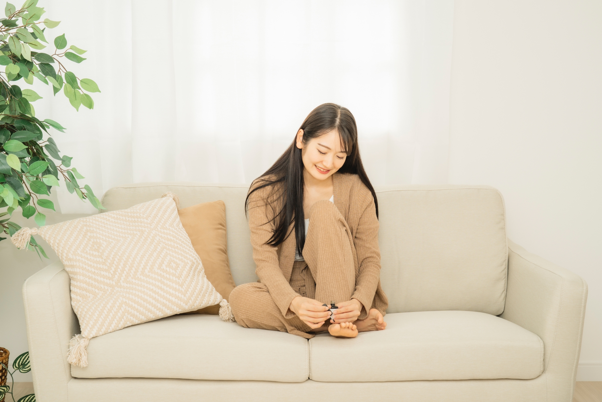 足の爪を切る女性
