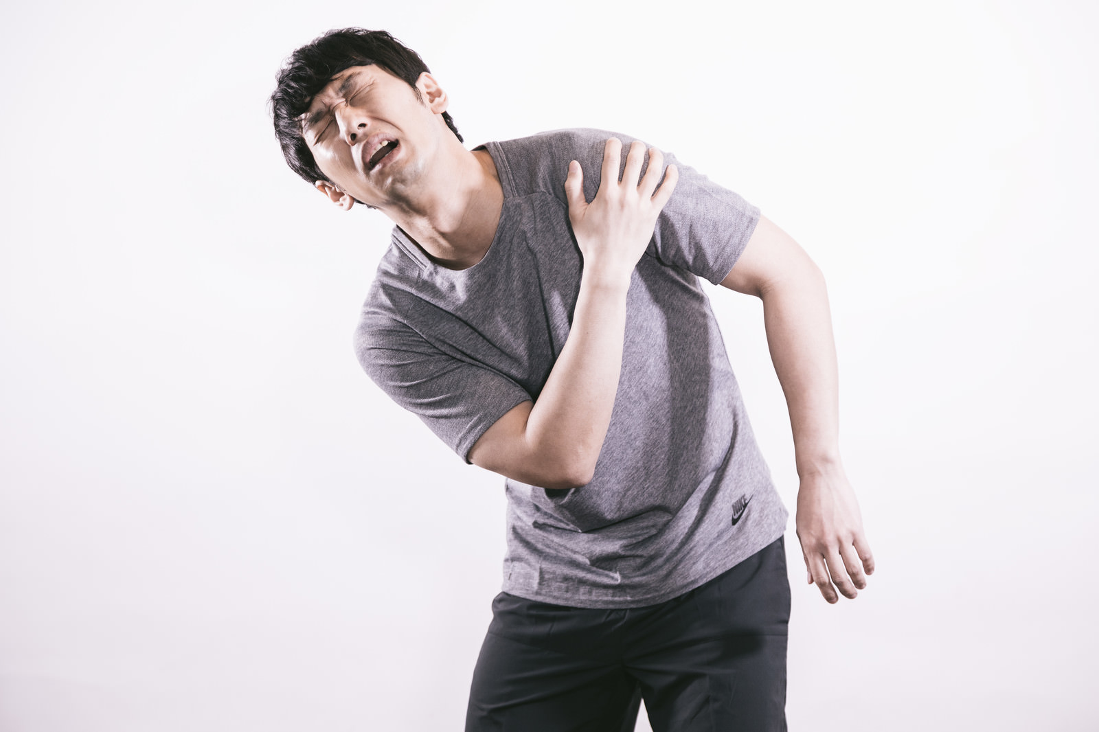肩が上がらない男性